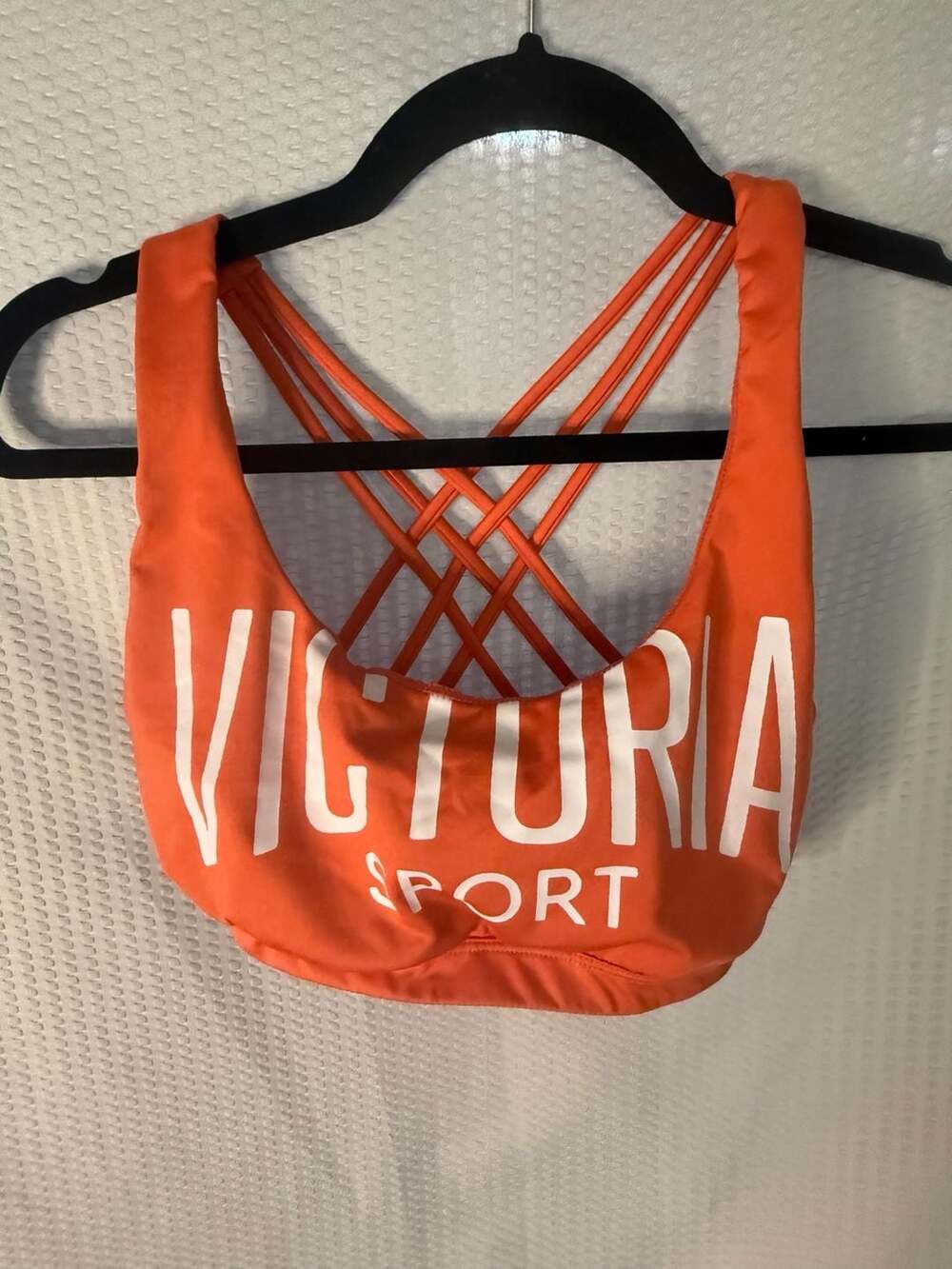 Victoria Sport Strappy Crossover Logo Sports Bra in Coral Orange